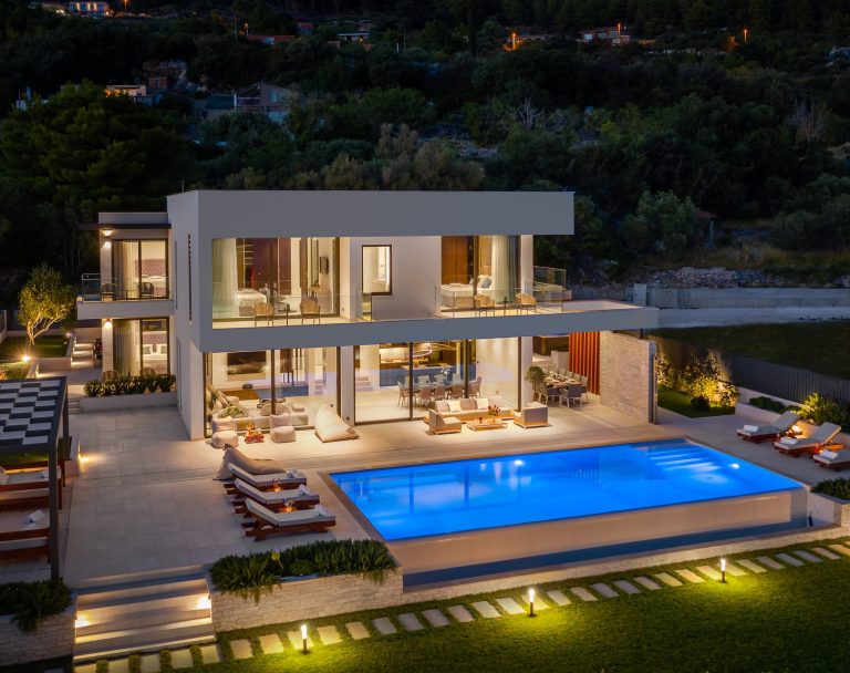 Moderna luksuzna vila s bazenom uz obalu