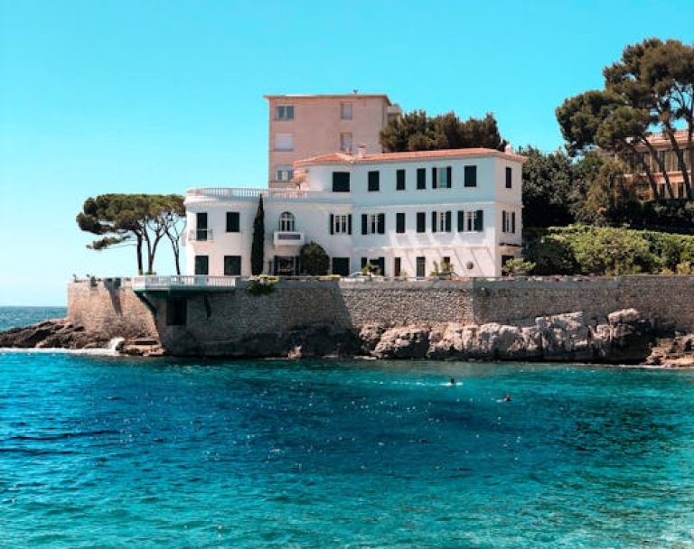 luxury-villa-sea